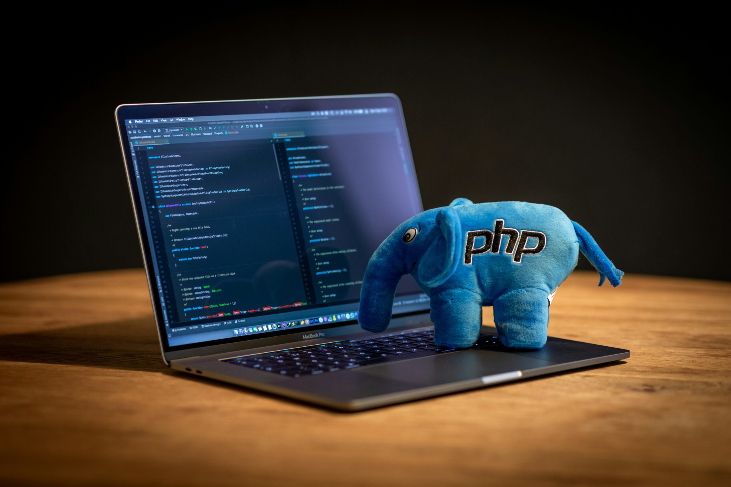 Laptop mit elePHPant, dem PHP-Maskottchen