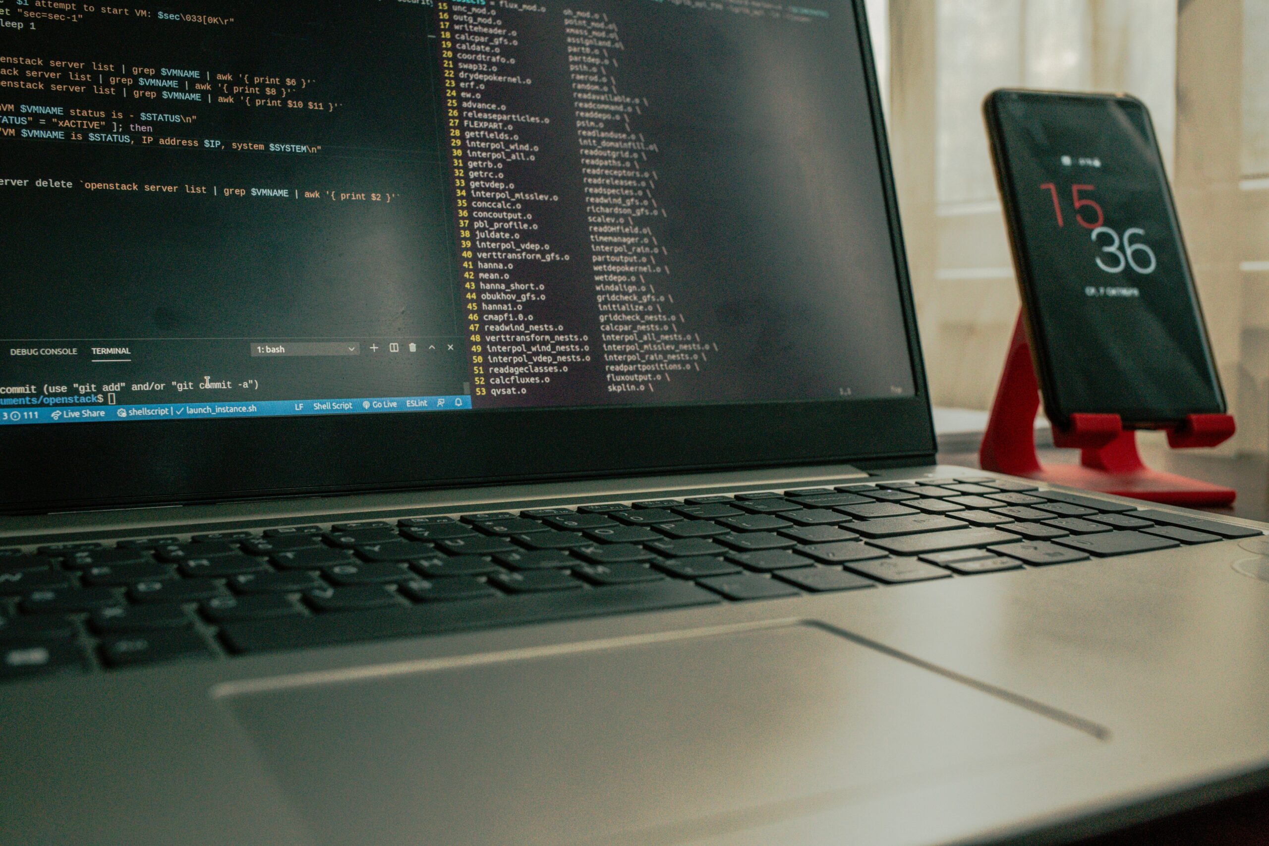 Laptop, auf dem eine Linux-Distribution läuft