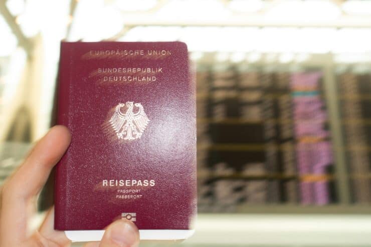 née – Bedeutung, Herkunft und Verwendung